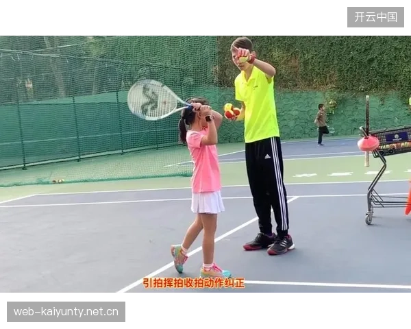 网球高手上演反拍穿越球